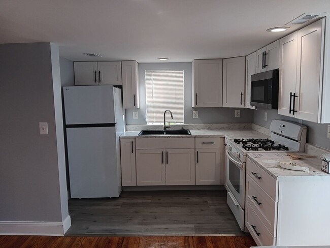 Building Photo - Renovated 3 Bed 2 Bath Single-Family Home ...