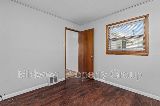 Building Photo - 405 Cameron Rd