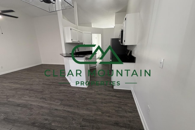 Building Photo - MOVE-IN SPECIAL! FREE RENT!