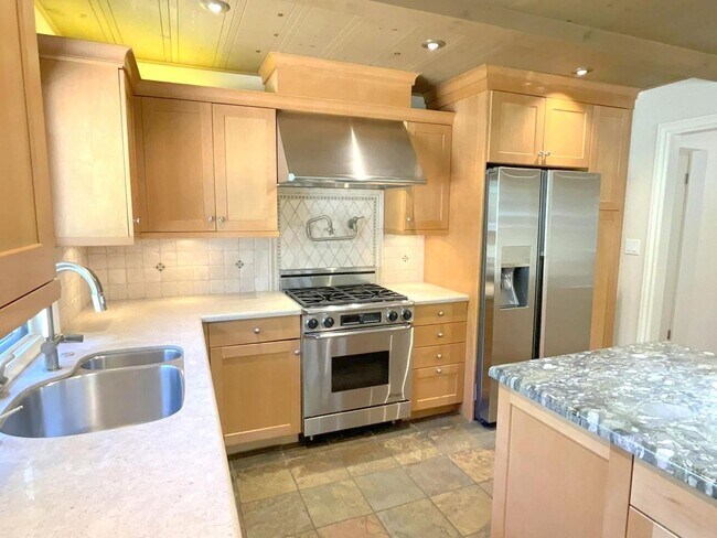 Building Photo - TOP LOCATION & TOP SCHOOLS ! Remodeled SAR...