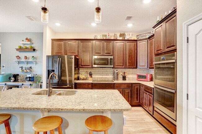 Building Photo - Gorgeous 4/3 in Newberry Corners