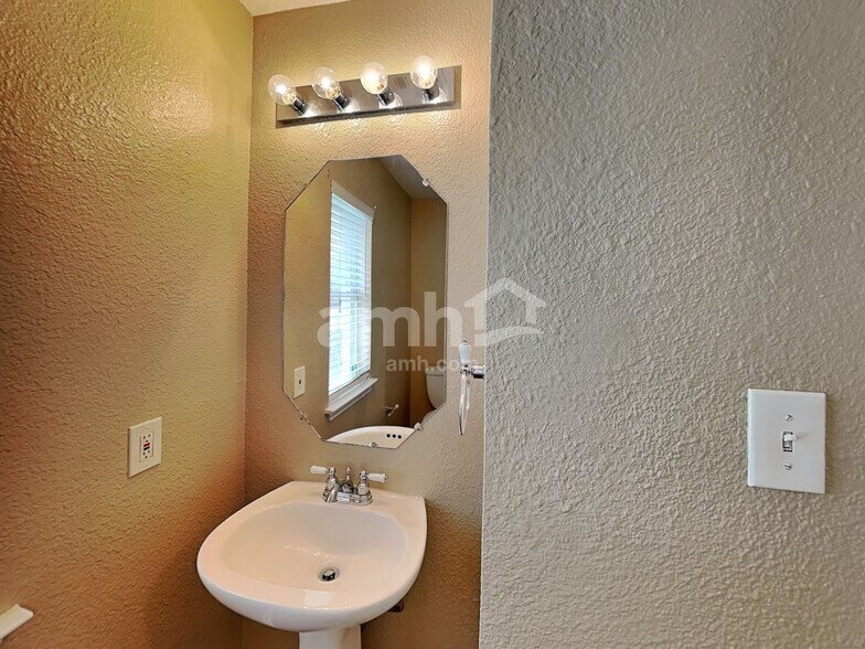 Building Photo - 1237 Vincent Pl