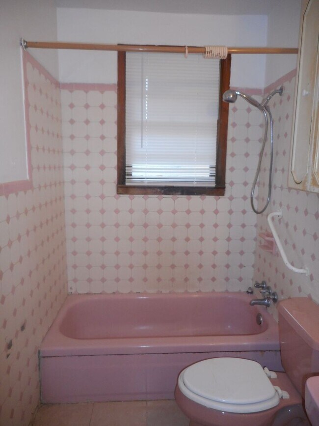 Building Photo - 3 Bedroom 1 Bath Downtown Augusta