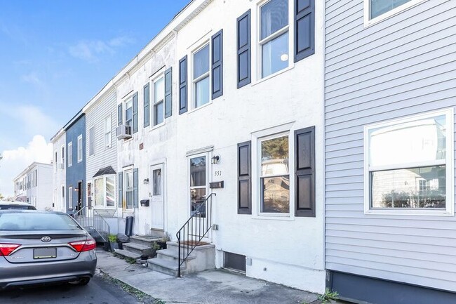 Building Photo - 551 Summit St