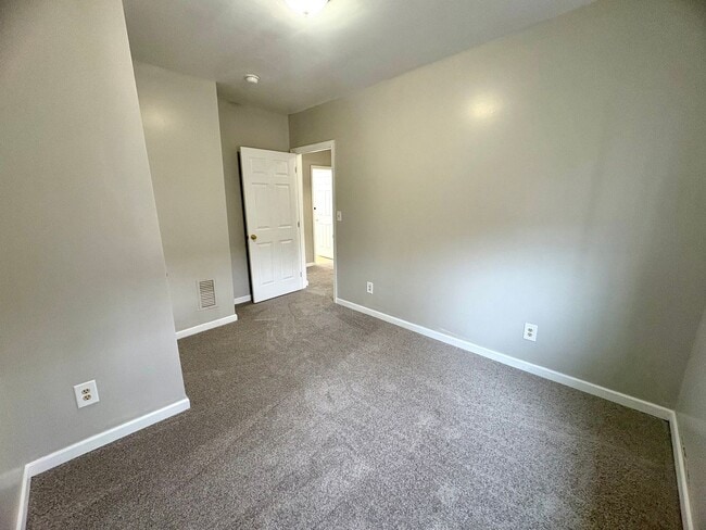 Building Photo - 3 Bedroom 2 Bathroom in York!