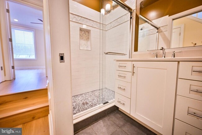 Building Photo - 907 Stiles St