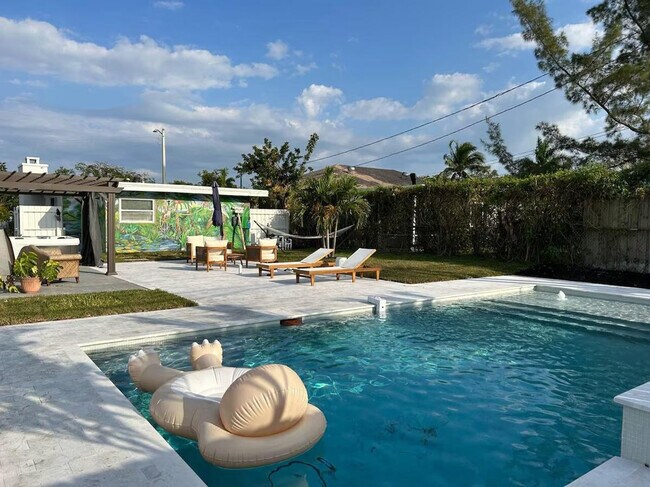 Building Photo - 415 S C St