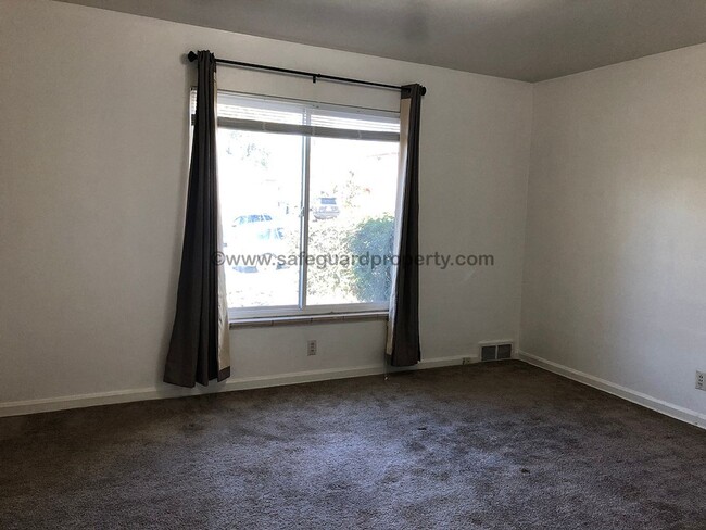 Building Photo - Great 3 Bedroom Duplex