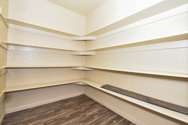 Building Photo - 2866 S 30th Dr