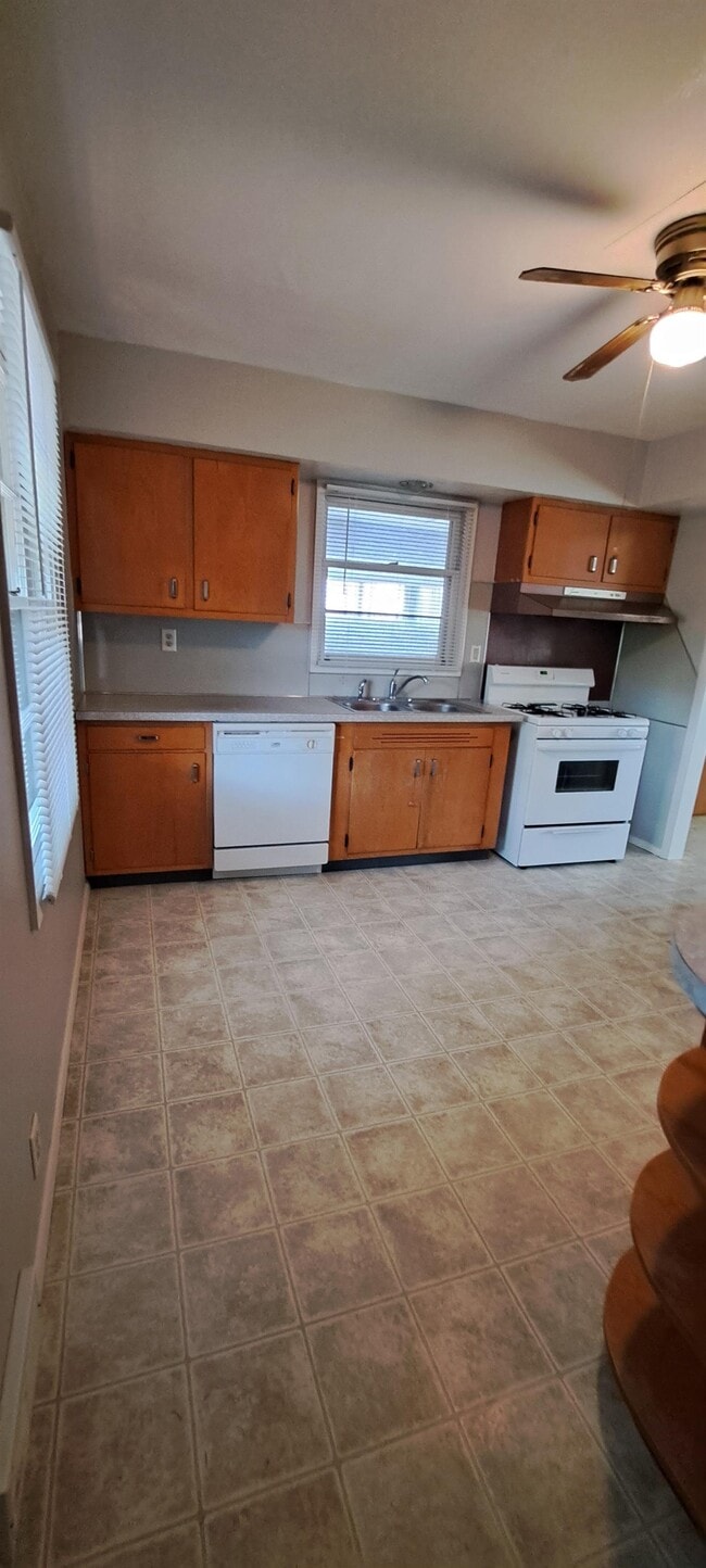 Building Photo - 1214 S Saxby Ave