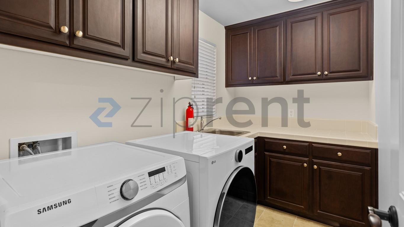 Building Photo - Unit