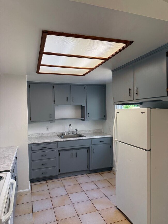 Building Photo - 3 Bed/1 Bath with Large fenced yard in central Paso Robles near Highschool!