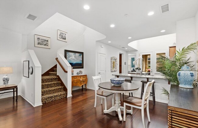 Building Photo - Light & Bright 2 Bedroom, 2 Bathroom Townhome