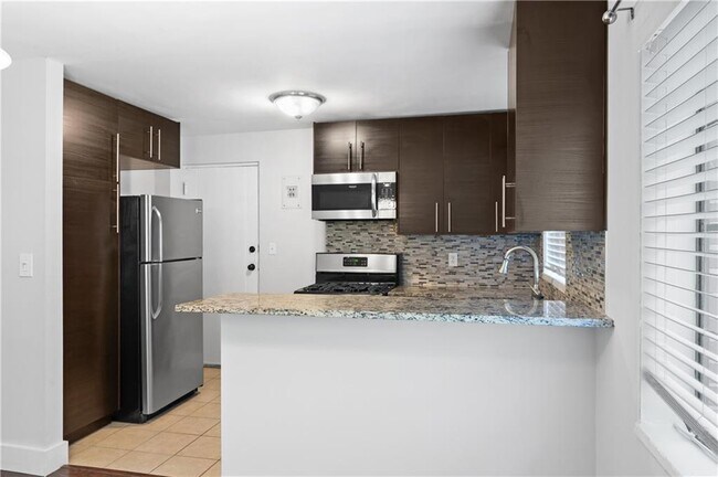 Building Photo - 1370 Chalmette Dr NE