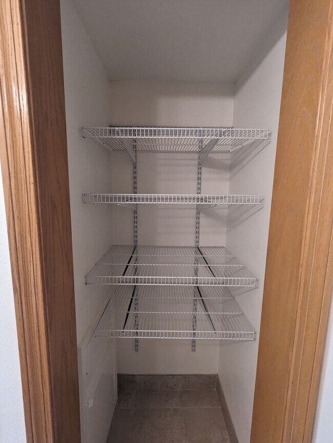 Building Photo - Great Location! 2-bed 1-bath Apartment