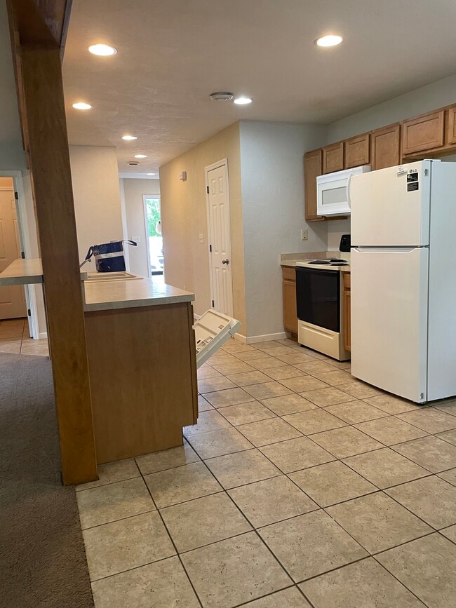 Building Photo - 527 W Harper St