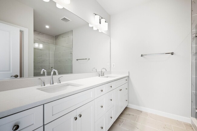 Building Photo - 1017 Venifena Terrace SE