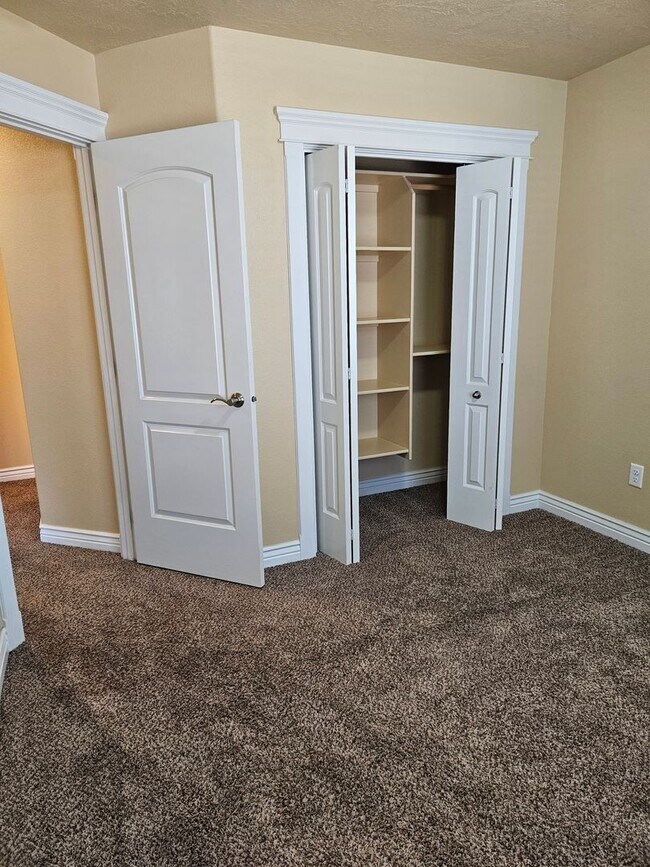 Building Photo - 3/2.5 in Boise-2 Car Garage, Fireplace, Vaulted Ceilings, Landscaping Included.