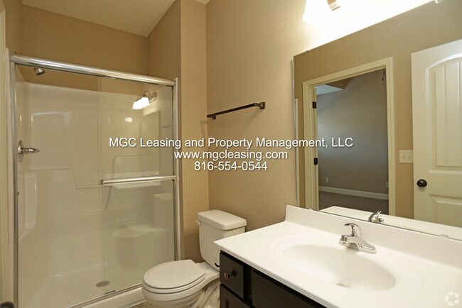 Building Photo - Main-Level Primary Suite in Eagle Creek Townhome