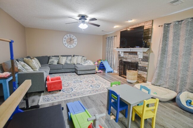 Building Photo - Pet Friendly Four Bedroom!