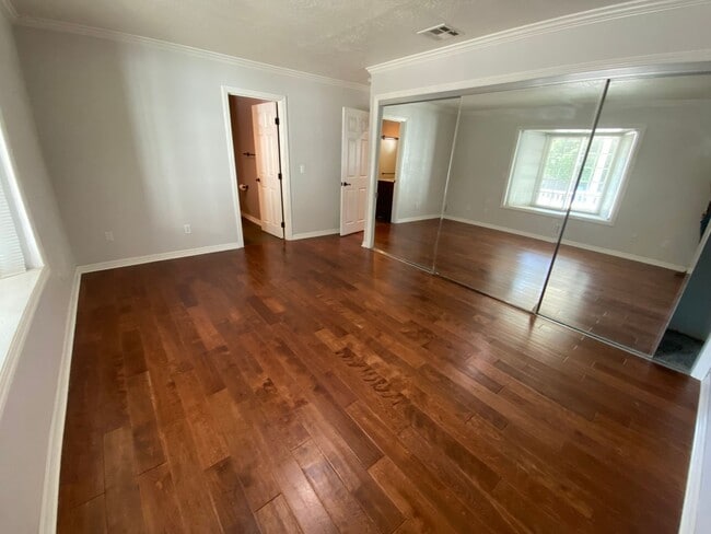 Building Photo - Charming, remodeled, country style home in private Simi Valley location.