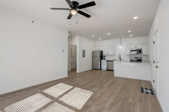 Building Photo - 1604 Parkview Dr