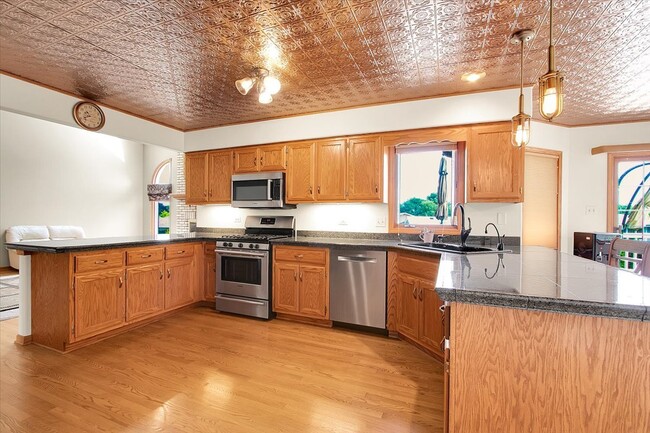 Building Photo - 9200 Greenwood Dr