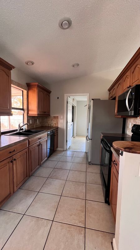 Building Photo - 581 SW Banks Terrace