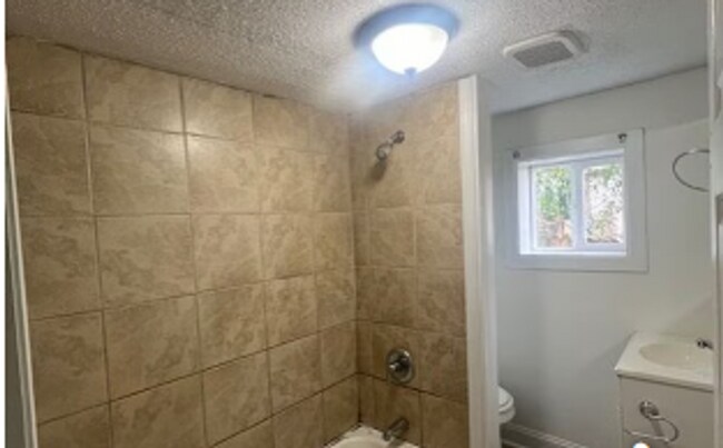 Building Photo - Charming 2BR Home with Large Front Porch & Spacious Kitchen