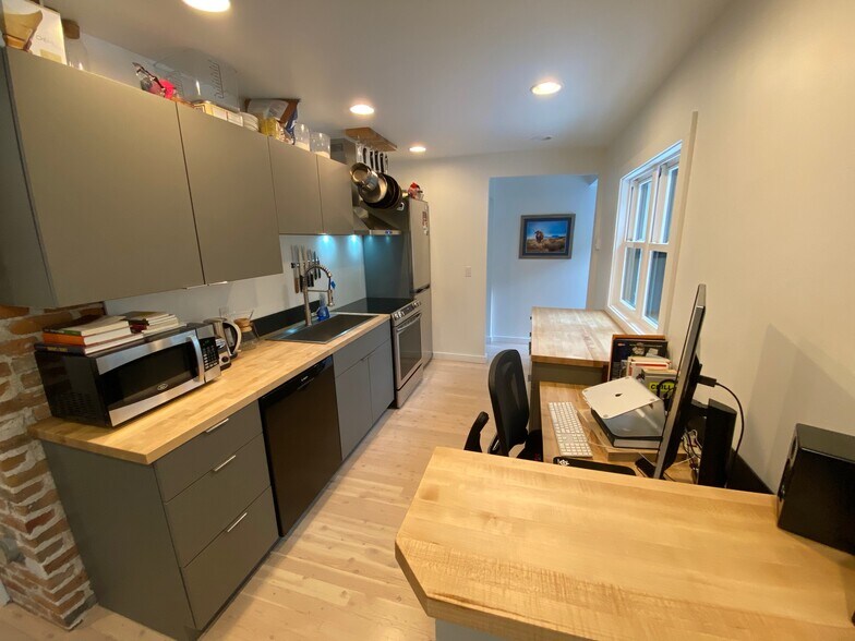 Building Photo - 542 N Black Ave