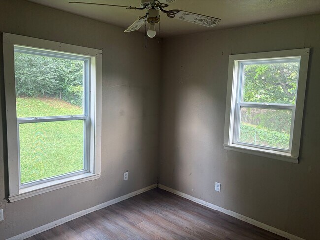 Building Photo - $1,500 Move-In Special