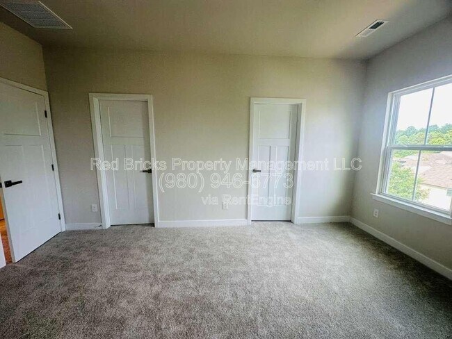 Building Photo - 9902 Oaklawn Blvd NW