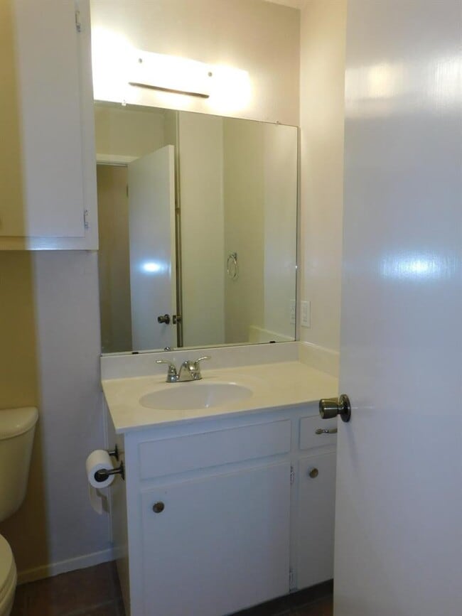 Building Photo - 806 Country Aire Dr
