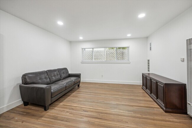 Building Photo - 2207 Mimosa Dr