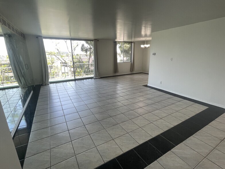 Building Photo - 100 S Doheny Dr