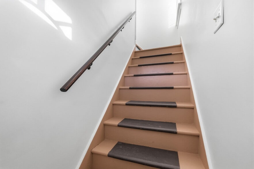 Building Photo - 2303 Sherbrook St