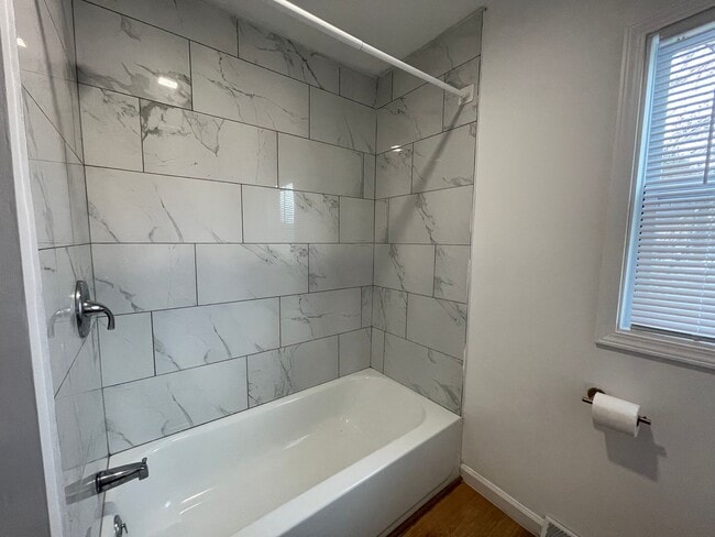 Building Photo - Three Bedroom Home in Vicksburg