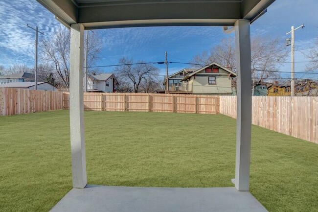 Building Photo - Gorgeous 3/2/2 Home Close to Downtown! MOV...