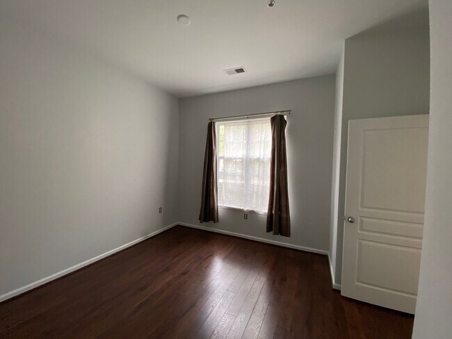 Building Photo - Ghent Condo with Secured Entry and Parking...