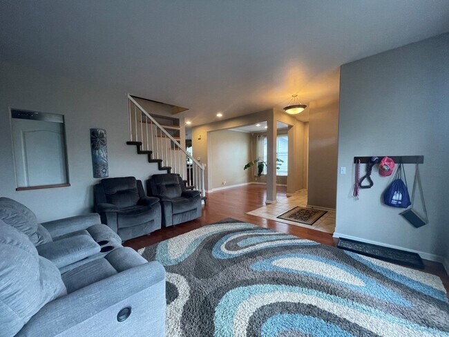 Building Photo - Bellevue Home For Rent!