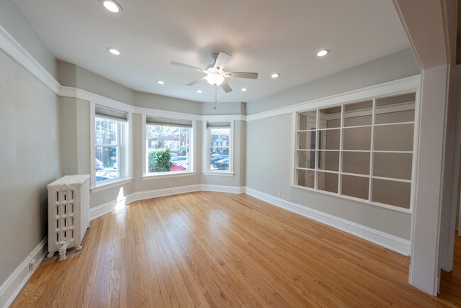 Building Photo - 1460 W Foster Ave