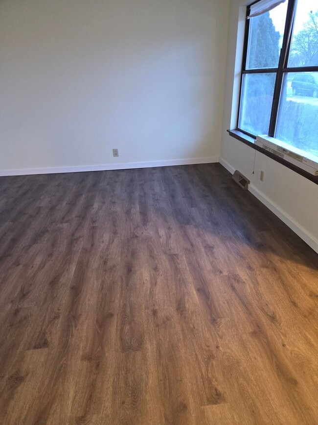 Building Photo - Spacious Townhome!