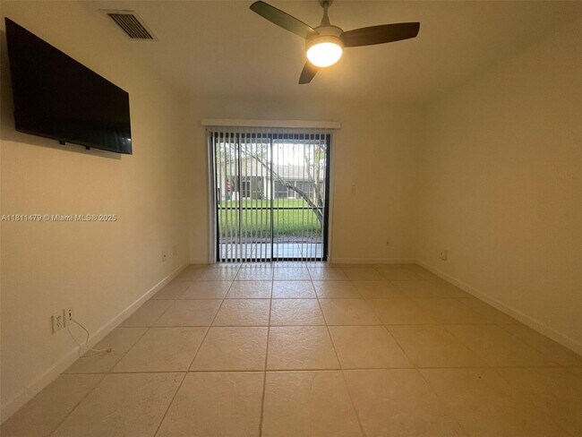 Building Photo - 449 Lakeview Dr