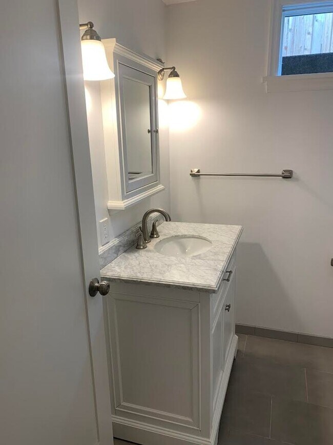 Building Photo - Impecable Remodel of Historic Eastmoreland Gem