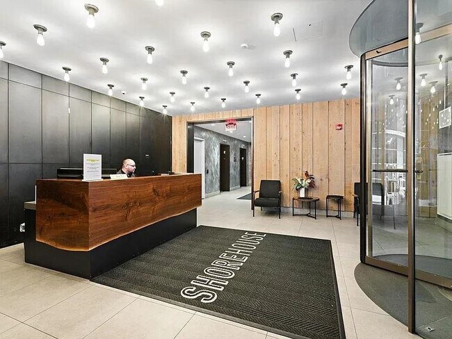 Building Photo - 2 Shore Ln