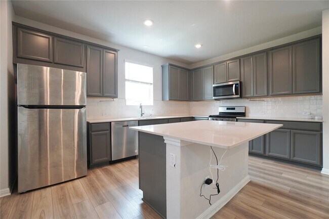 Building Photo - 2513 Danbury Ln