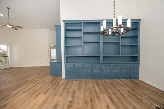 Building Photo - 5819 Hollytree Dr