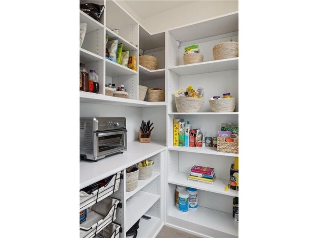 Building Photo - 870 Mount Curve Blvd