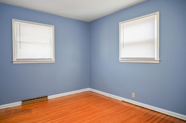 Building Photo - 4 Bed 2 Bath in Prime Location: Your Perfe...