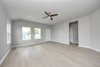 Building Photo - 1105 W Bayshore Dr